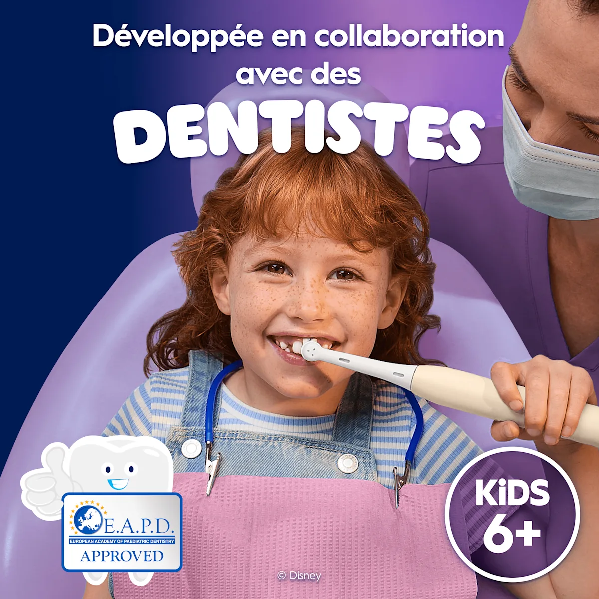 Enfant chez le dentiste utilisant une brosse à dents électrique, mention « Développée avec des dentistes »