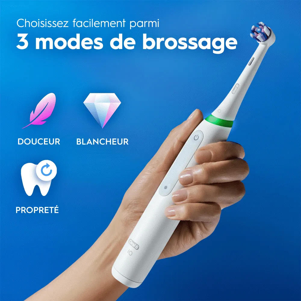 Brosse à dents électrique avec trois modes de brossage : douceur, blancheur et propreté, présentée dans une main sur fond bleu.