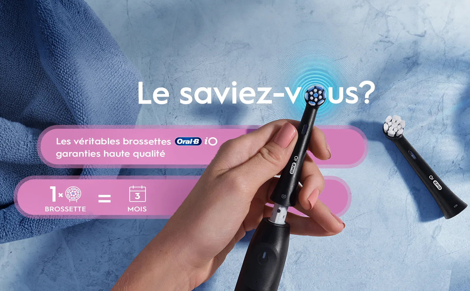 La main tient la brossette Oral-B iO qui dure 3 mois, ce qui revient à moins de 4 € par mois.
