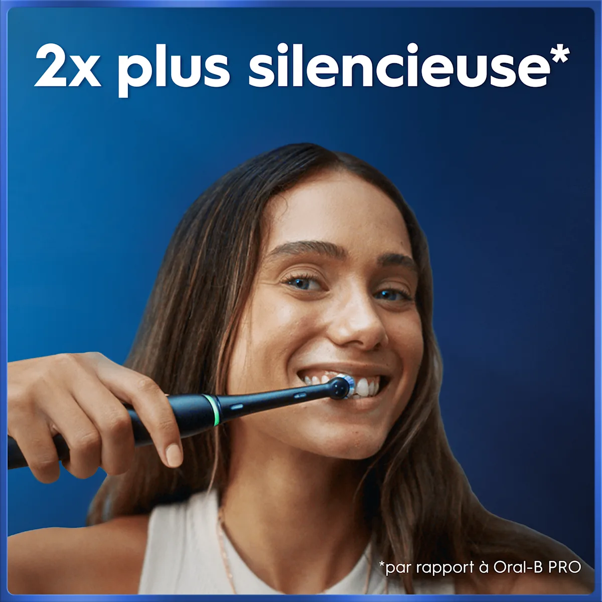 Brosse à dents Oral-B en utilisation, soulignant son avantage d être 2x plus silencieuse.