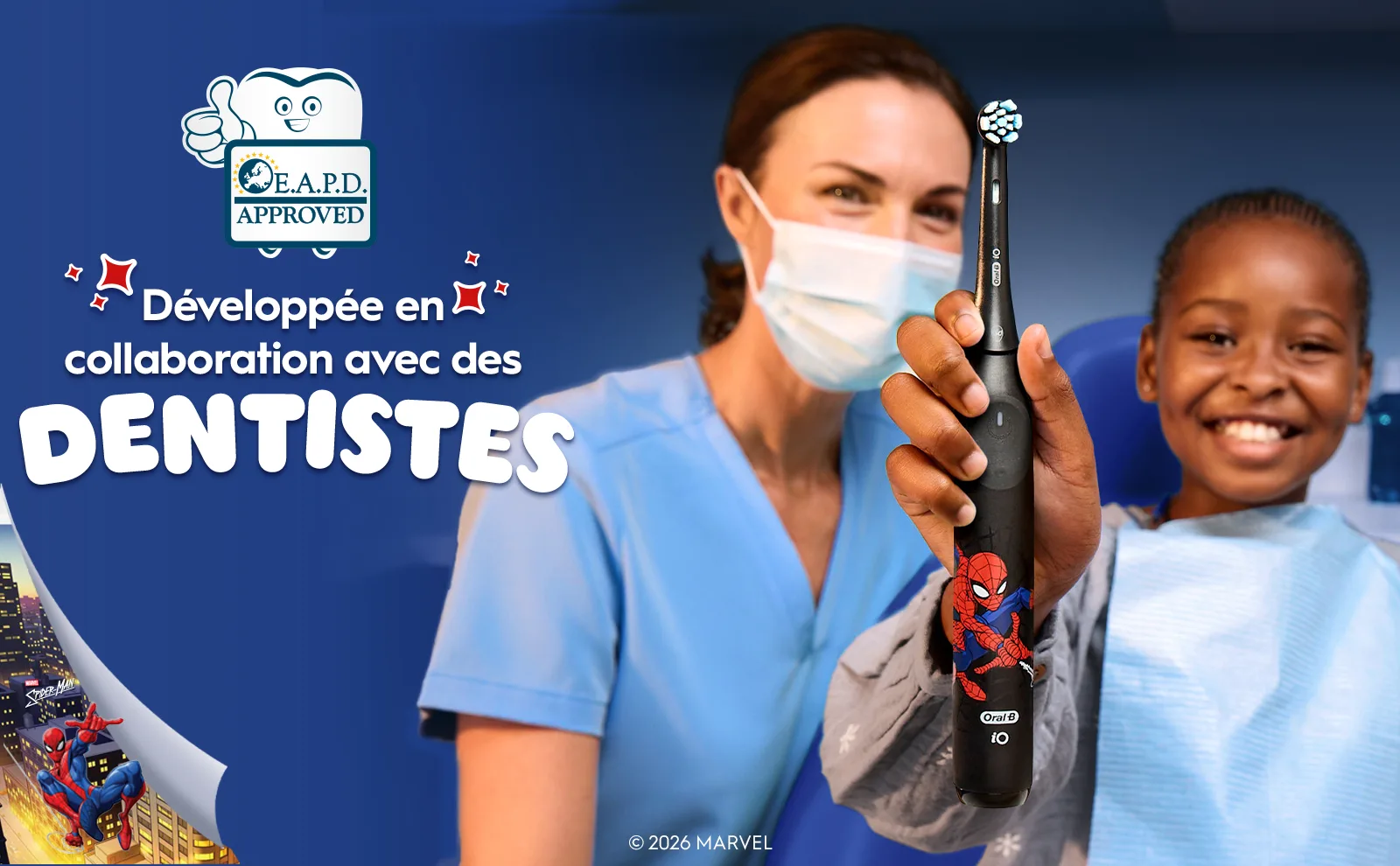 Un dentiste et un enfant tenant une brosse à dents iO Kids 6 +, conçue avec des dentistes. 