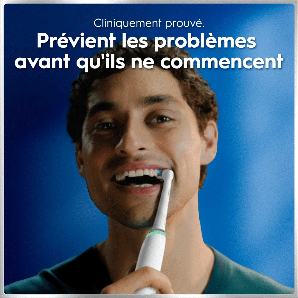 Personne souriante avec brosse à dents sur fond bleu. Texte: "Cliniquement prouvé. Prévient les problèmes avant qu'ils ne commencent"