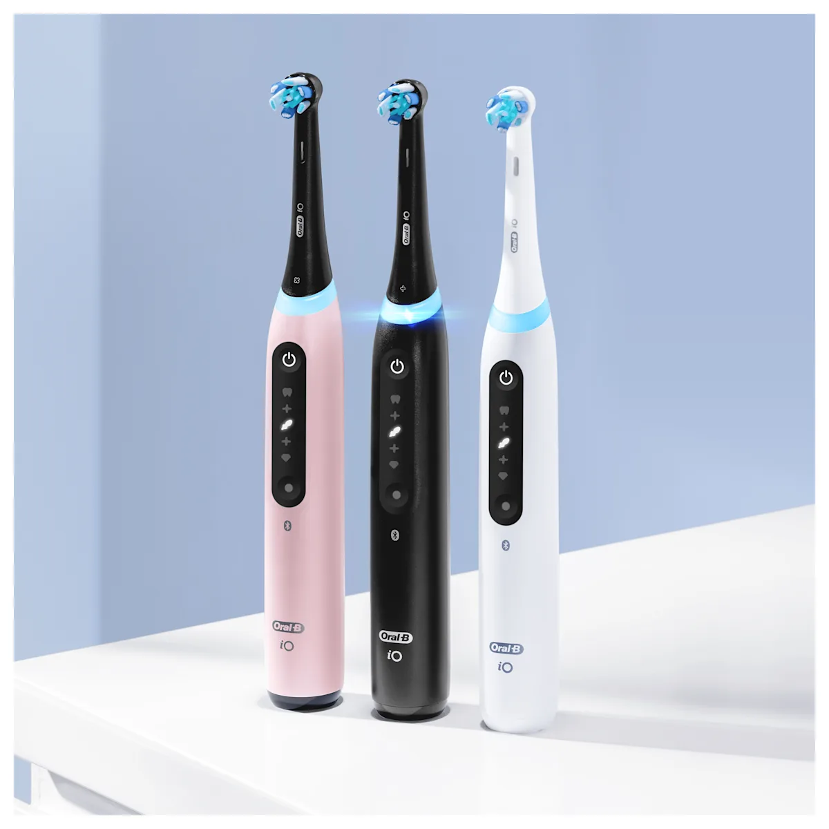 Brosses à dents Oral-B iO en rose, noir et blanc, illustrant un choix de couleurs pour un nettoyage personnalisé.