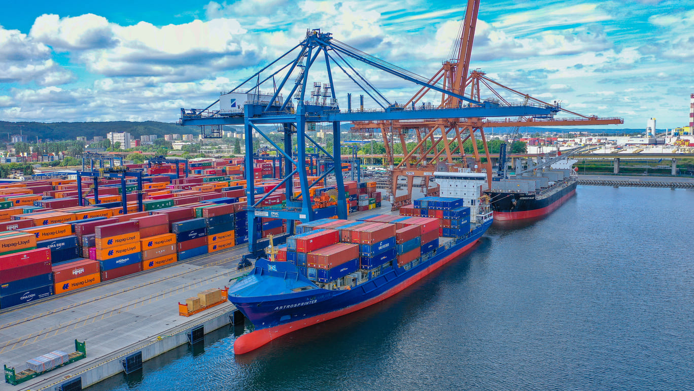 Spedycja morska – jak działa transport drogą morską i kiedy warto z niego skorzystać? | Omida Sea And Air S.A.