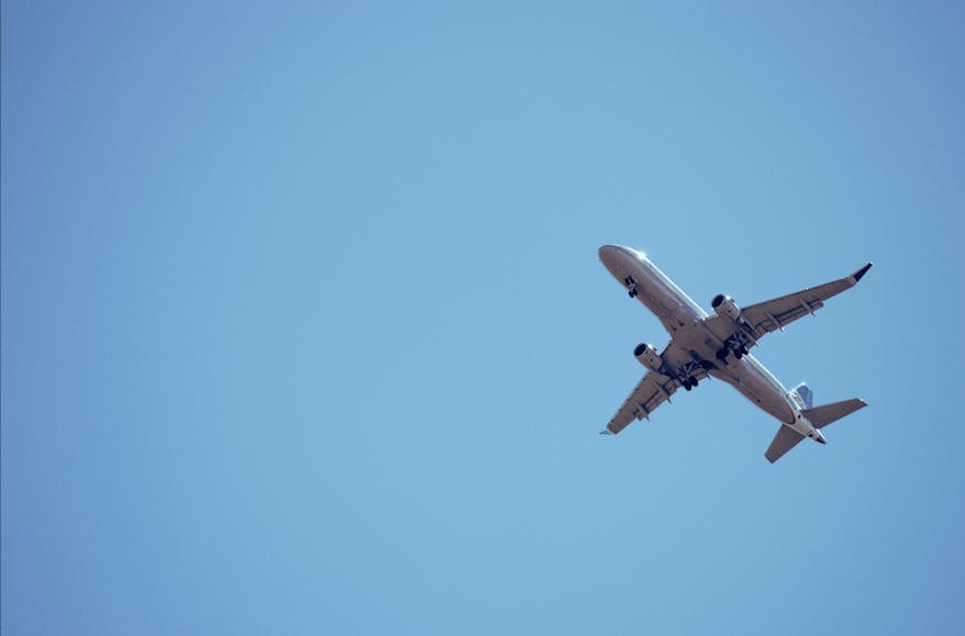 Spedycja lotnicza – jak działa transport lotniczy towarów i kiedy warto go wybrać? | Omida Sea And Air S.A.