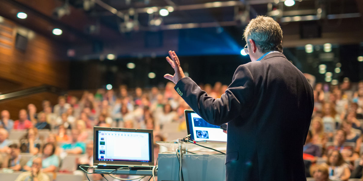 Человек оратор. The speaker feels. The speaker feels. Успешный оратор. Оратор.