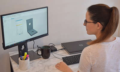 A student in front of the screen modelling 3d object