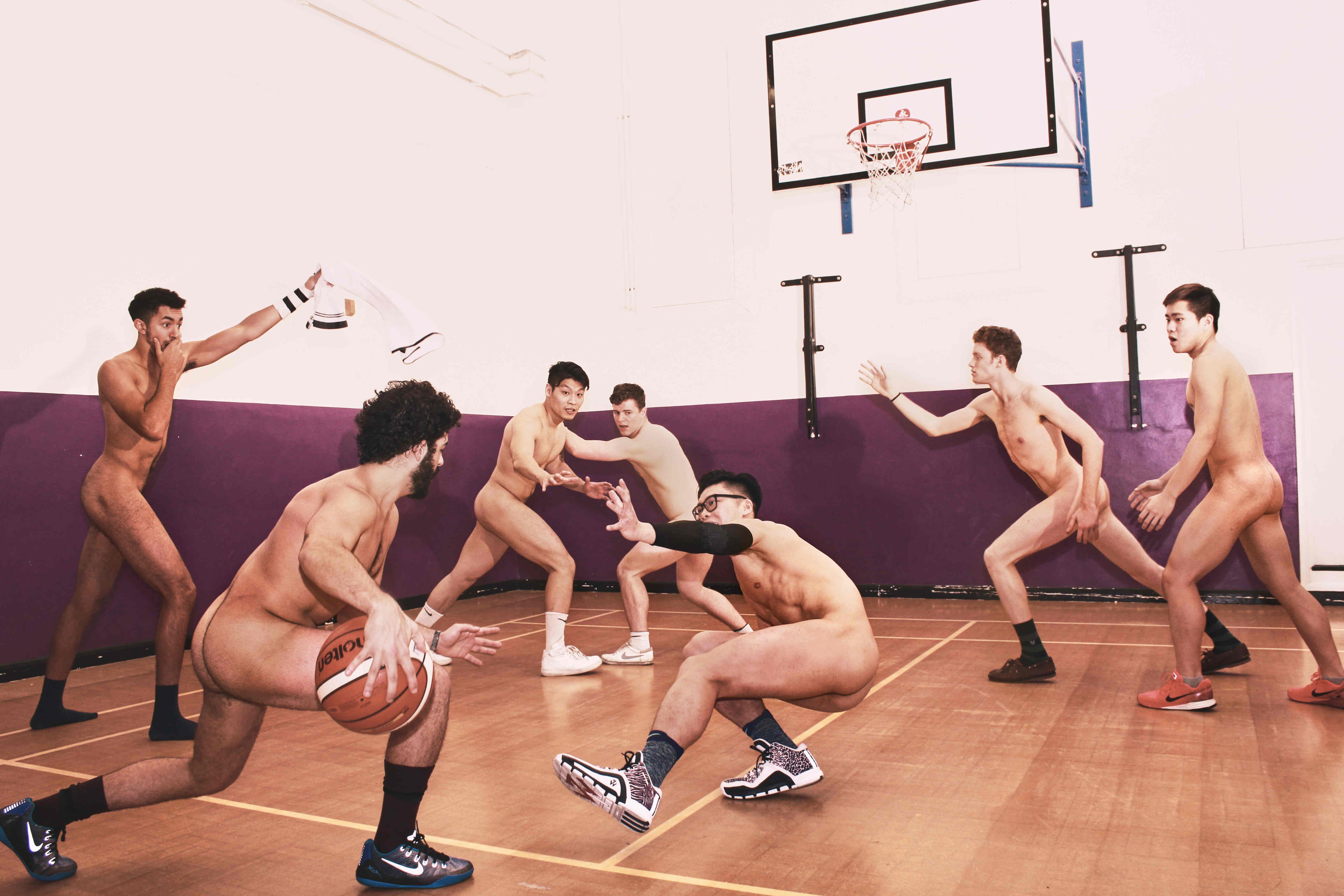 парни играют в баскетбол голые фото 2