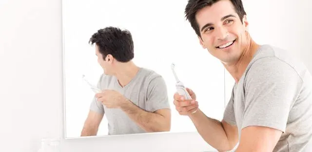 لماذا تُعَد فرشاة الأسنان الكهربائية هي الأفضل article banner