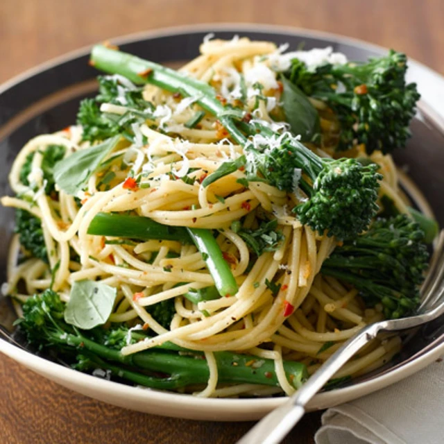 Spaghetti with Tenderstem Broccoli, Garlic & Chilli