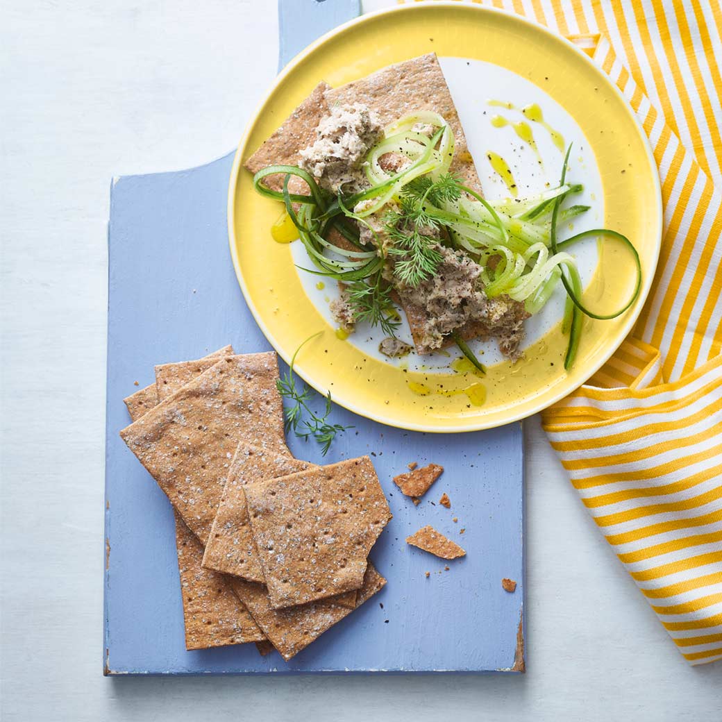 Smoked mackerel pâté crispbreads with dill, cucumber and black pepper