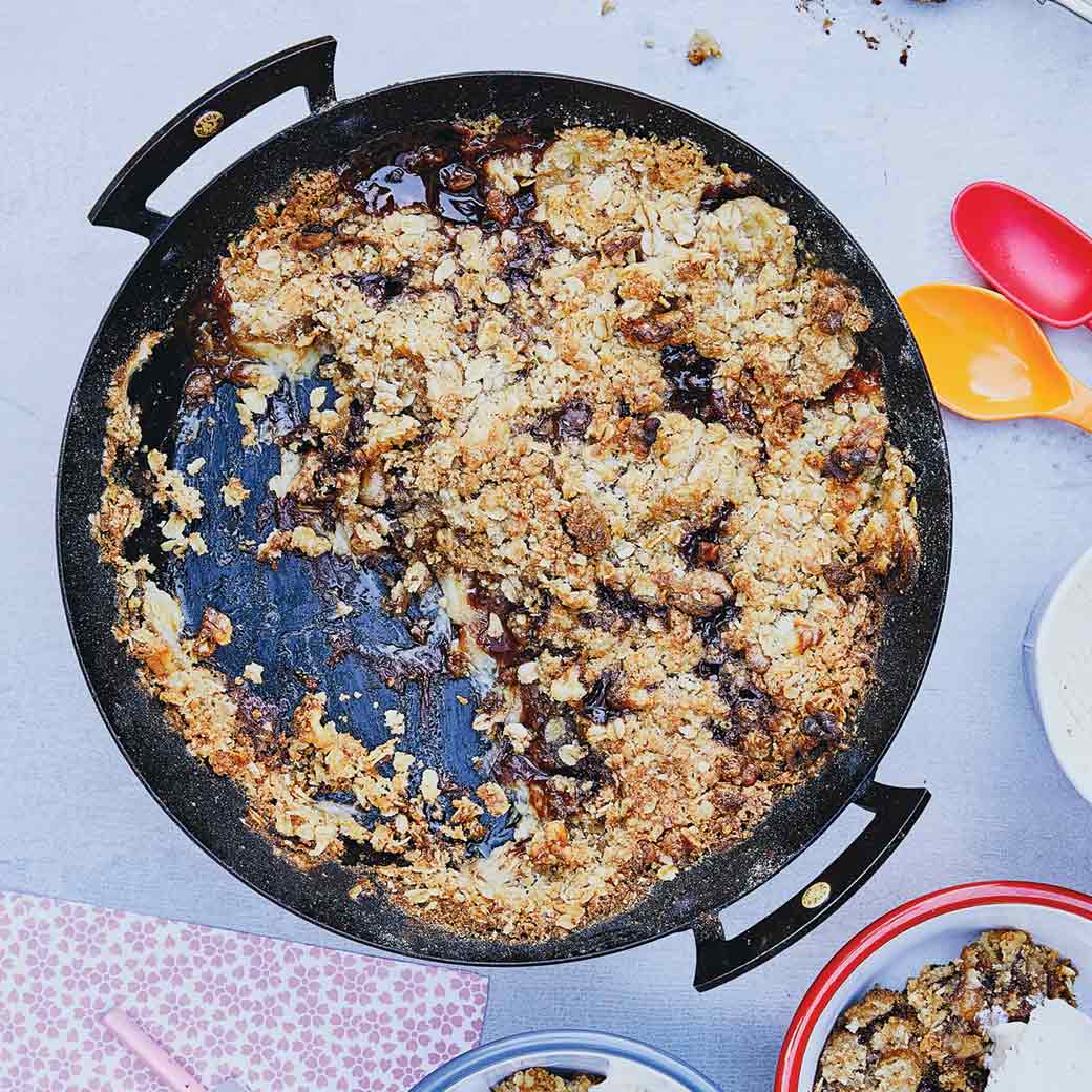 Chocolate and banana crumble with spelt and walnuts
