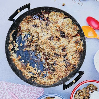 Chocolate and banana crumble with spelt and walnuts