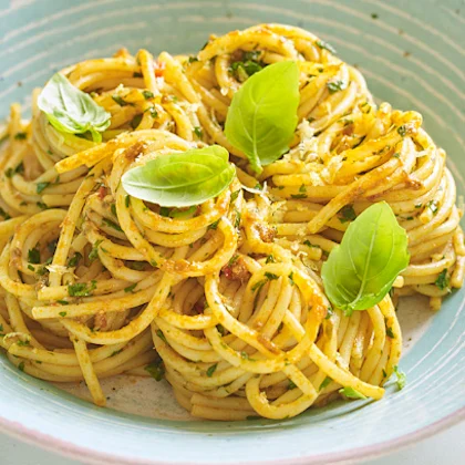 Spaghetti with tomato pesto, chilli, garlic and lemon