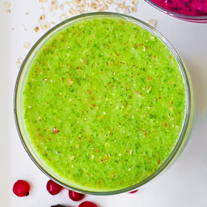 Green Smoothie with Pear, Ginger & Avocado