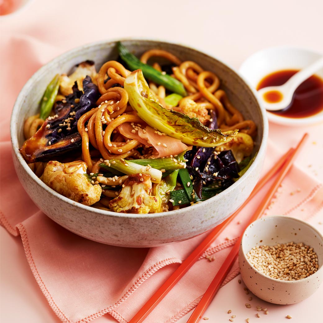 Vegan Udon Noodles with Red Cabbage and Cauliflower