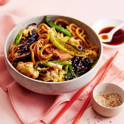 Vegan Udon Noodles with Red Cabbage and Cauliflower
