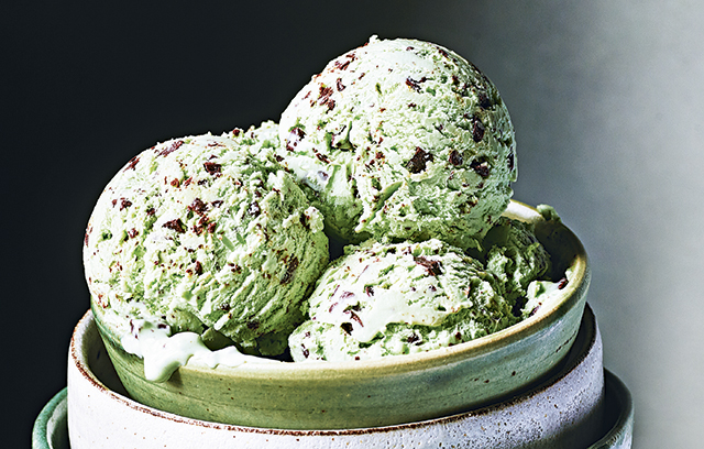 Fresh mint and dark choc chip no-churn ice cream