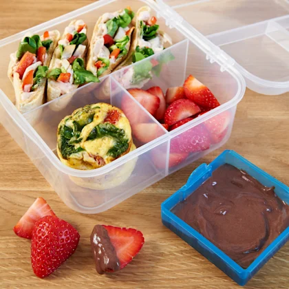 Chicken and Red Pepper Pittas with Tomato Yoghurt Sauce