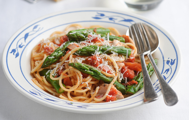 Fiery Asparagus and Chicken Pasta