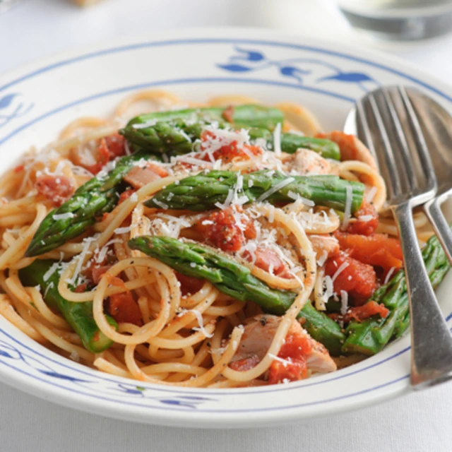 Fiery Asparagus and Chicken Pasta