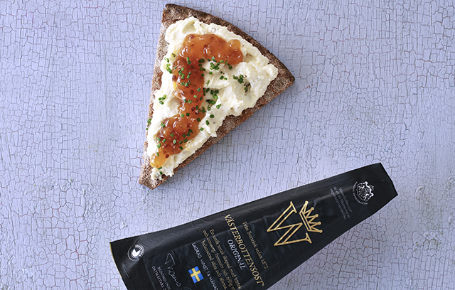 Västerbotten Crème & Cloudberry Jam Sandwich