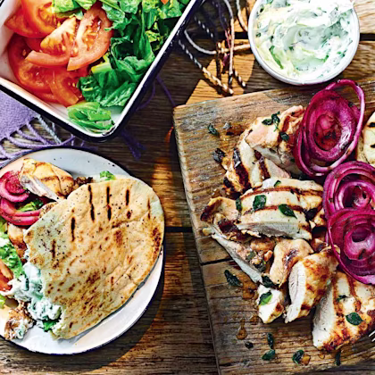 Chicken souvlaki pitta