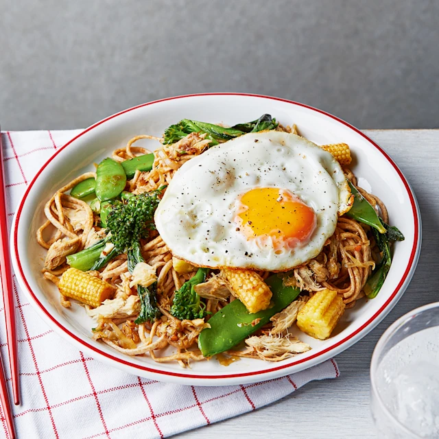 Chilli-mackerel and Veg Noodles with a Fried Egg