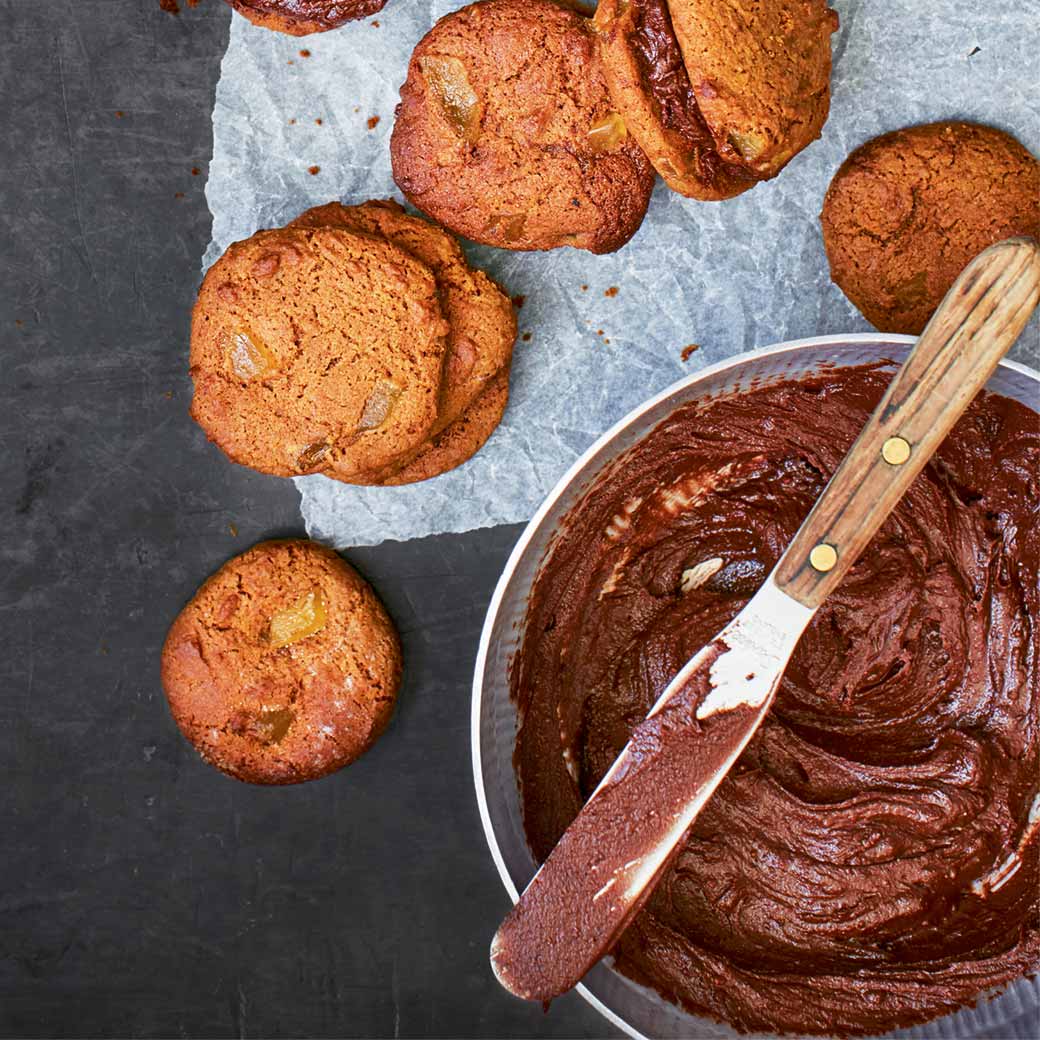 Ginger biscuits with chocolate cream filling