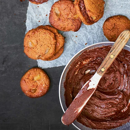 Ginger biscuits with chocolate cream filling