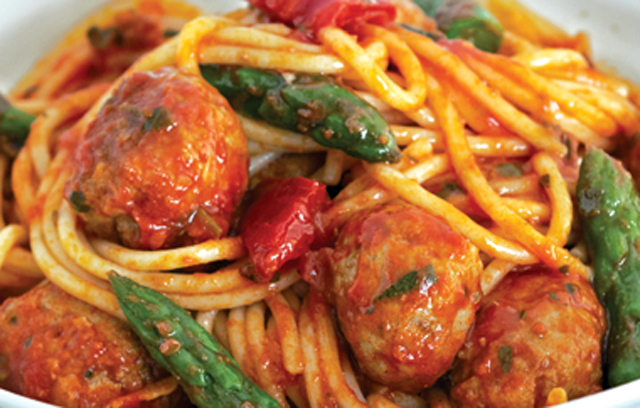 Spaghetti with meatballs and asparagus