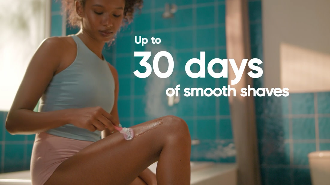 Venus ComfortGlide White Tea razor video showing woman shaving her leg, with copy: Up to 30 days of smooth shaves