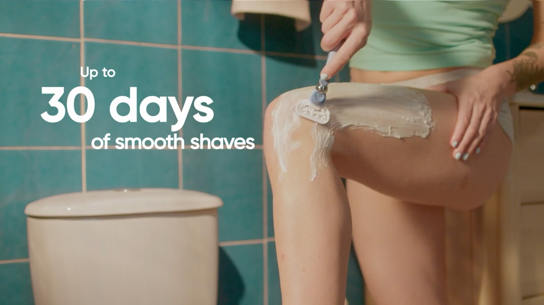 Gillette Venus Extra Smooth Contour video showing woman shaving her left knee, with copy: Up to 30 days of smooth shaves