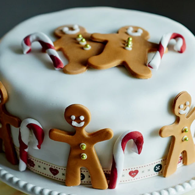 Gingerbread Men Christmas Cake