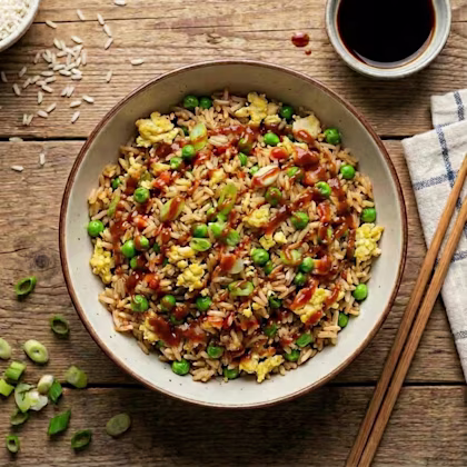 egg fried rice with peas and spring onion