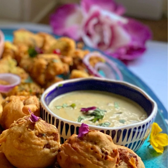 mint and chilli chutney dip garnished with coriander
