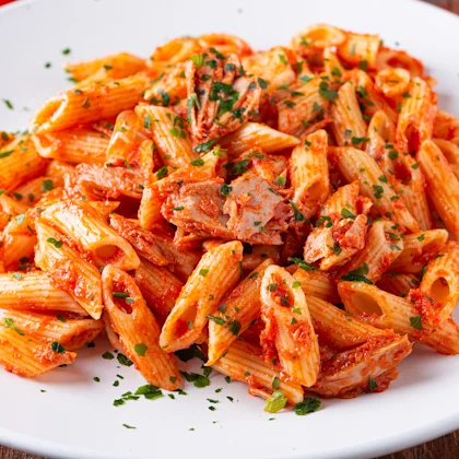 tomato based tuna and pea pasta dish