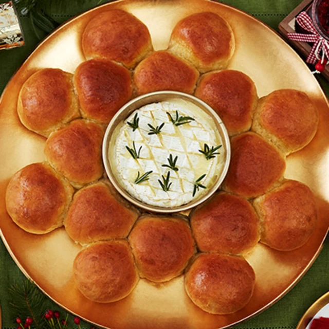 Roasted Garlic ‘Pull Apart’ Wreath with Camembert