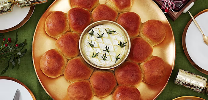pull apart cheese sharing wreath