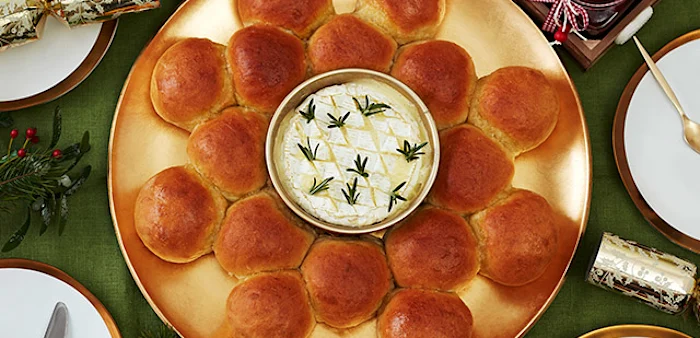 pull apart cheese sharing wreath