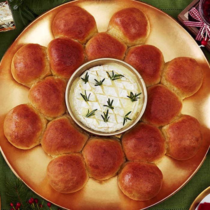 Roasted Garlic ‘Pull Apart’ Wreath with Camembert