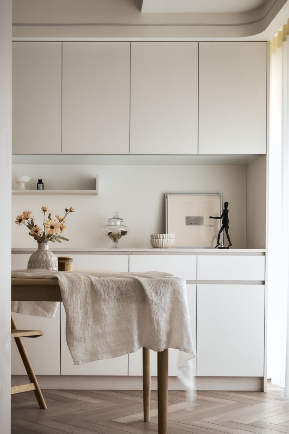 奶油風餐廳：極簡收納櫃體完美融合機能與美觀