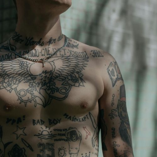 swobodne ubrania tattoo