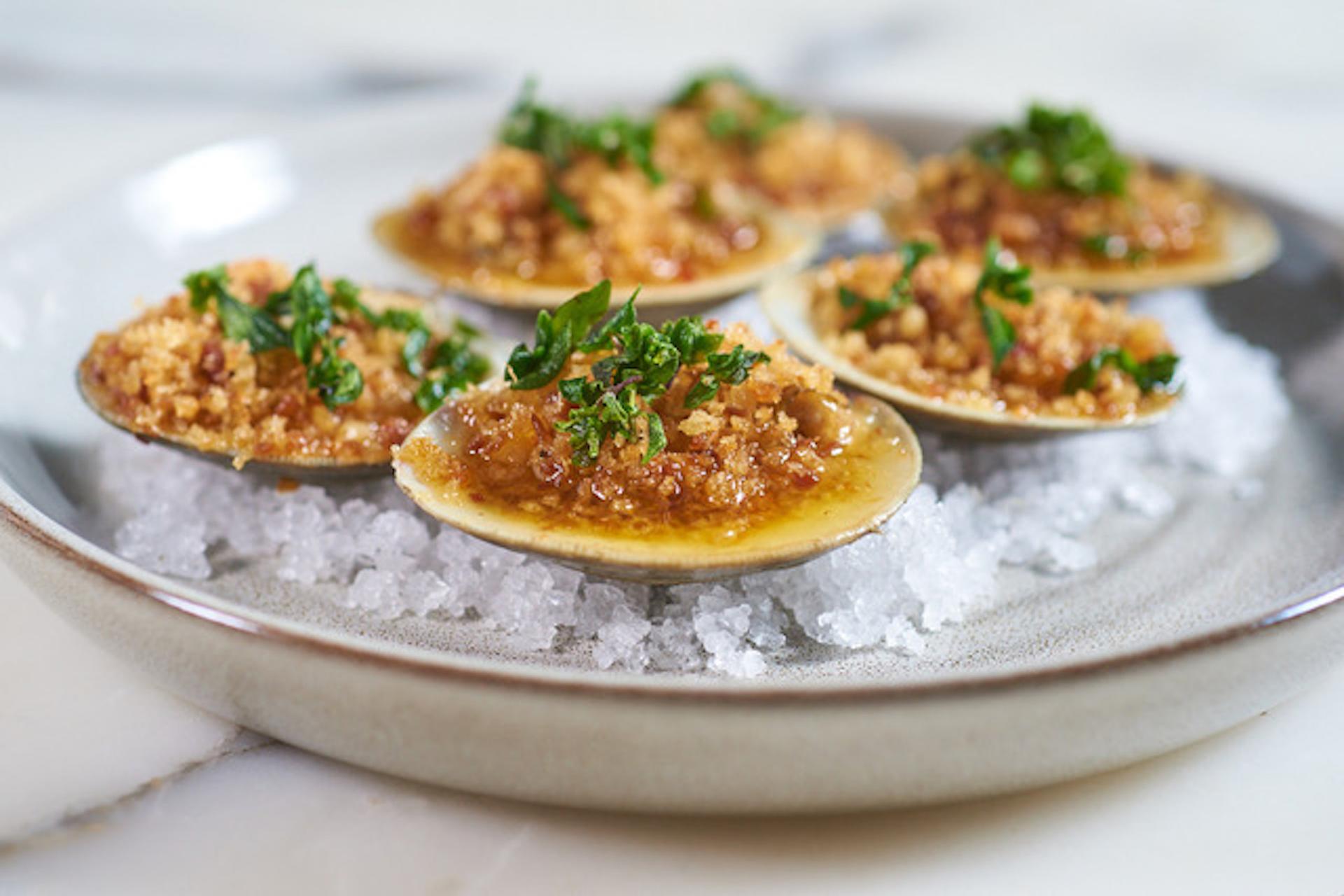 amali-ues-manhattan-nyc-photo-doug-young-clams_closeup.jpg