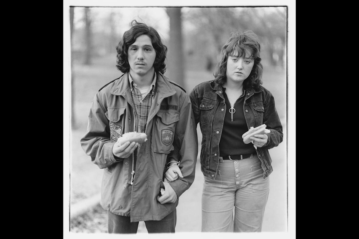 da-0039_a-young-man-and-his-girlfriend-with-hot-dogs-in-the-park,-n