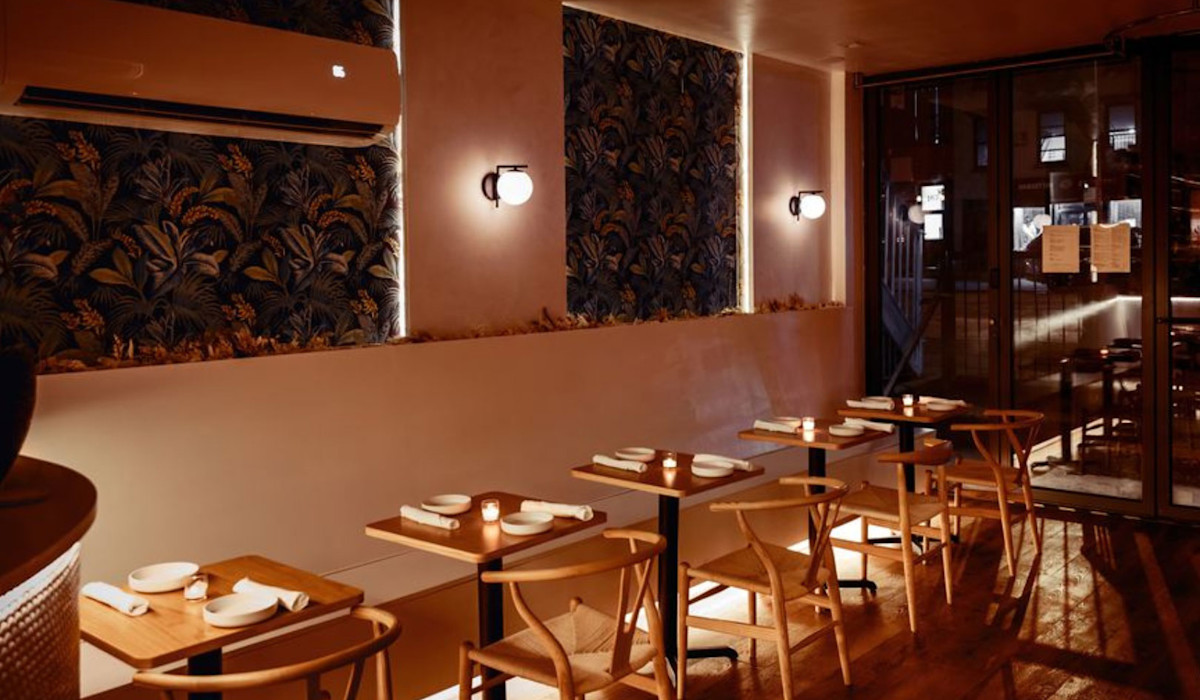 Dish or dining room at Bananas