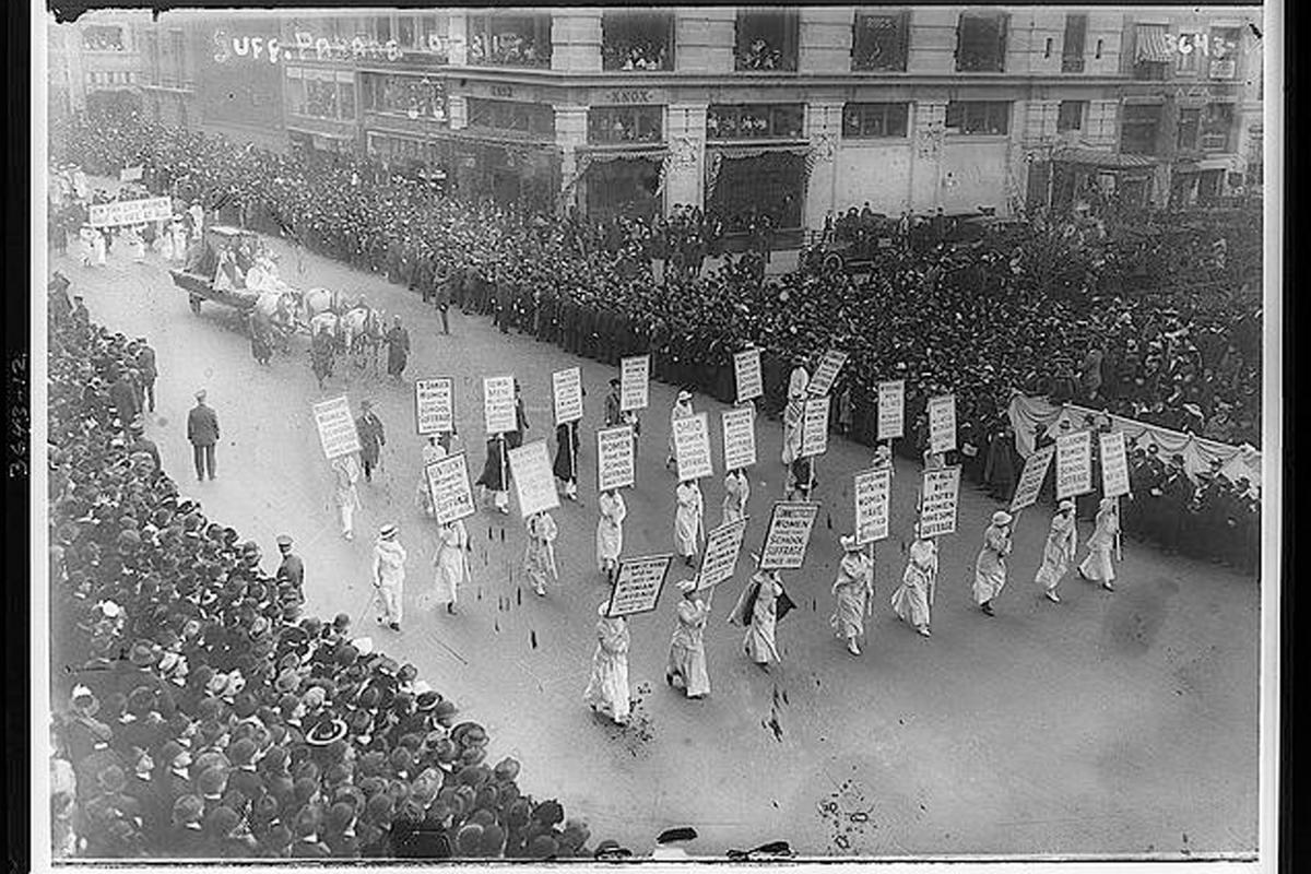 women-nation-arise-staten-island-museum-nyc-suffragists-marching,-october-1915,-library-of-congress-prints-and-photographs-division