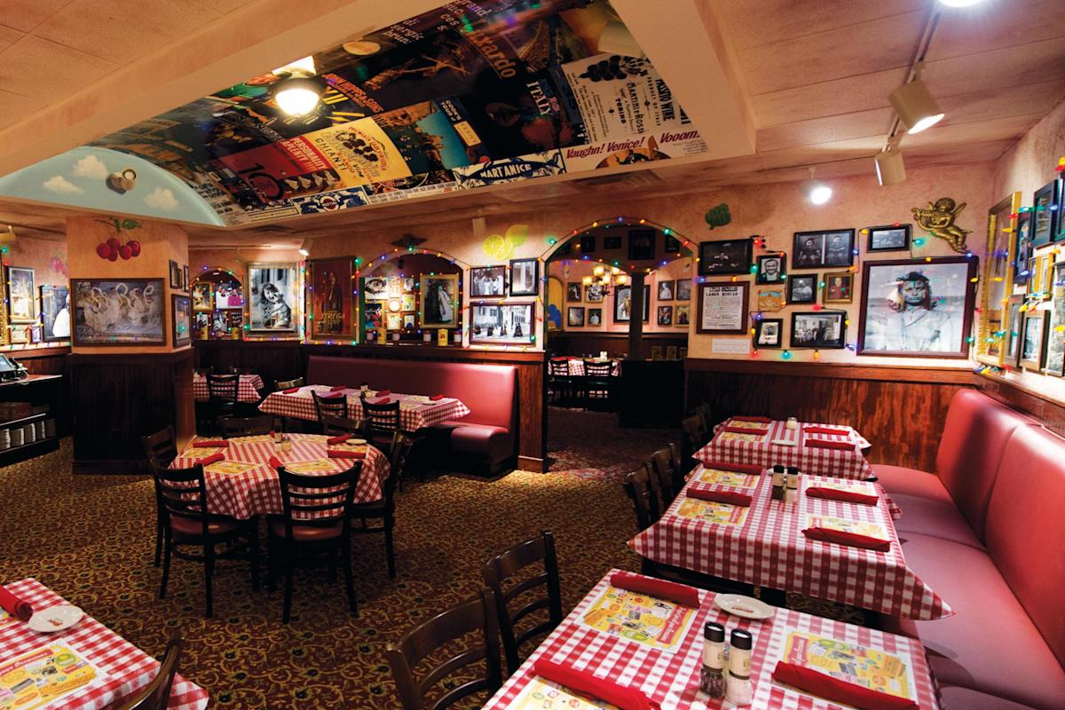 Buca di Beppo, interior, dining