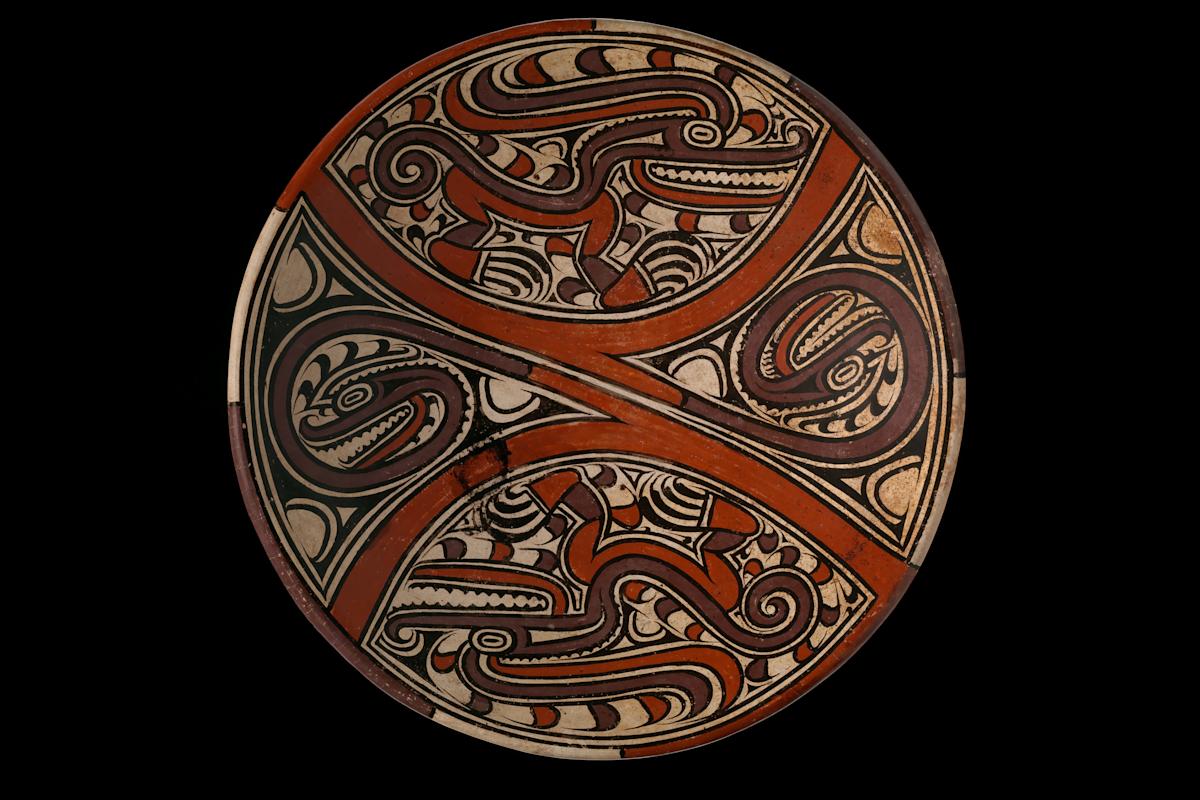 Greater Cocl&eacute; footed plate with crocodile design (AD 850&ndash;950). R&iacute;o de Jes&uacute;s, Veraguas Province, Panama. Photo: Ernest Amoroso/NMAI
