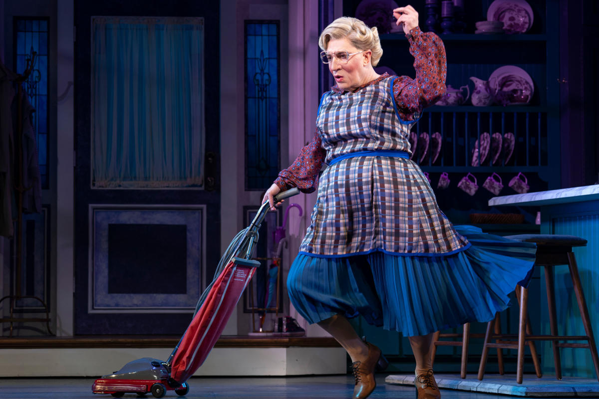 mrs-doubtfire-broadway-photo-joan-marcus-001